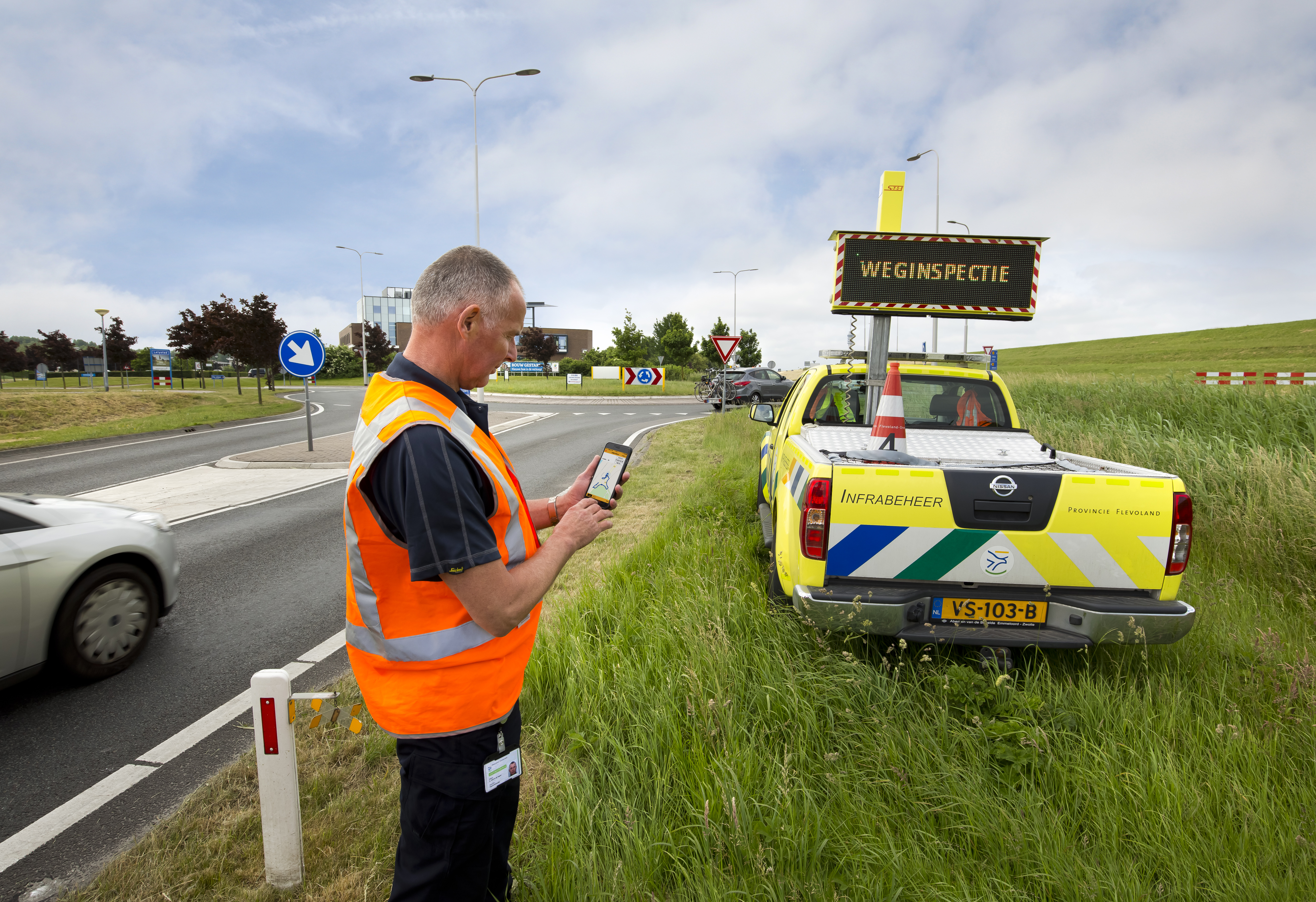 Schouwen in Flevoland aan sluizen en wegen.
Mee op locatie in Lelystad lang wegen en sluizen om het digitaal met een app in beeld te brengen.
Op foto gedeputeerde Jaap Lodders.
Meer info redacteur Thomas van Belzen.
PHOTO RUUD PLOEG