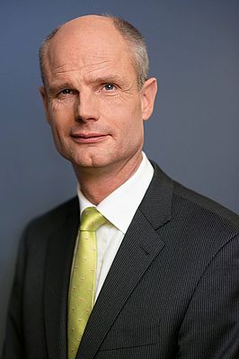 Oud-minister Blok wilde de wet dolgraag door de Eerste Kamer loodsen. Zijn ambtenaren overtuigden hem van het belang van deze wet. 'Helaas' kon Blok het karwei zelf niet afmaken. 