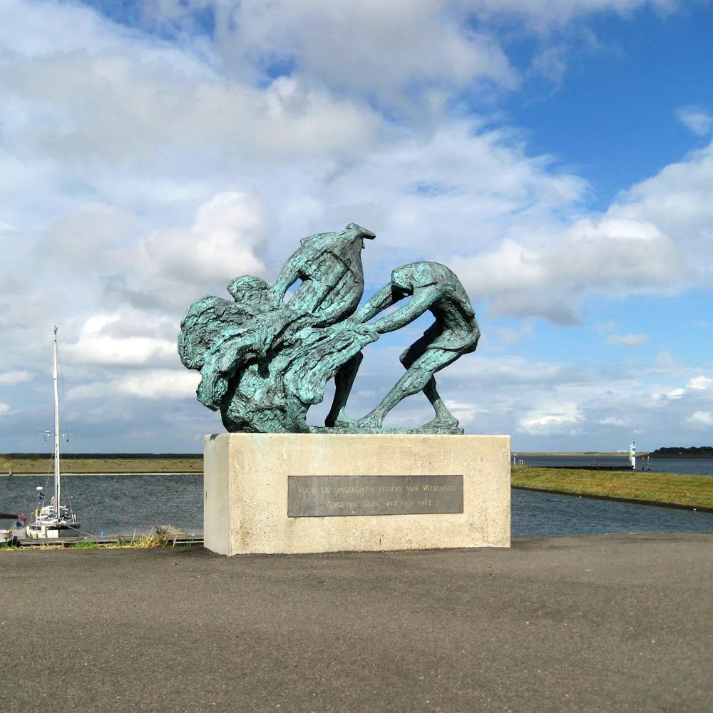 Monument voor de vissers van Wieringen die tijdens hun werk om het leven kwamen op de dijk bij de haven van Den Oever. Het is gemaakt door de Wieringer beeldhouwer Hans Blank en werd onthuld in 2005.