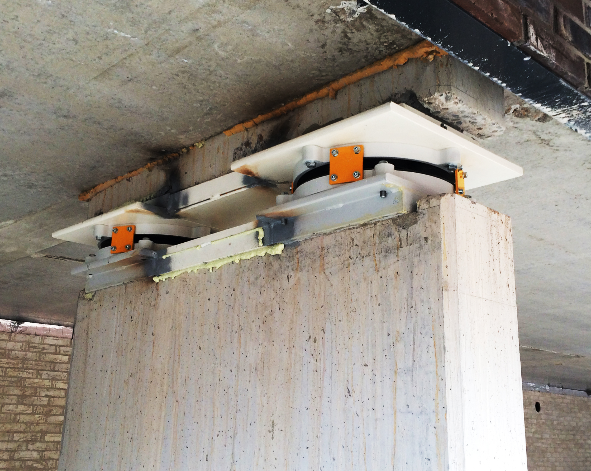 Door Vilton geleverde opleggingen van de base isolation zoals toegepast bij een appartementencomplex in de stad Groningen