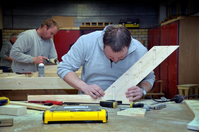 AMERSFOORT - In het opleidingsbedrijf SBRA in Amersfoort zijn volwassen bouwvakkers bezig met de zgn aco-scholing waarbij aanvullende of specifieke nieuwe technieken en vaardigheden worden geleerd in theorie en praktijk. COPYRIGHT TON BORSBOOM  -> voor bij artikel BART MULLING -<