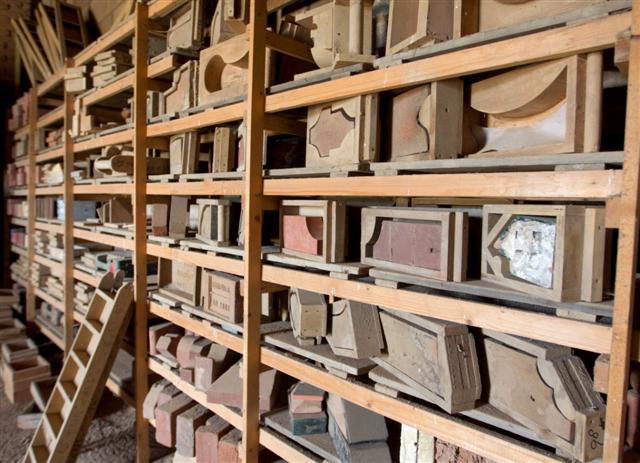 Heteren 210611 mallen voor de verschillende handmatig gevormde bakstenen.
Bij verhaal Jan St Nicolaas
Foto Frans Ypma APA-foto