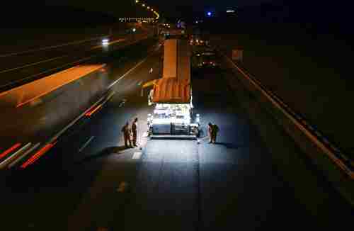 GORINCHEM - Nachtelijke wegwerkzaamheden op een veilig van het verkeer afgesloten wegvak door in veiligheidskleding gestoken wegwerkers bewapend met meetlat, bezem en veiligheidsschoenen op de snelweg A15, kruising A27. ANP PHOTO COPYRIGHT TON BORSBOOM
