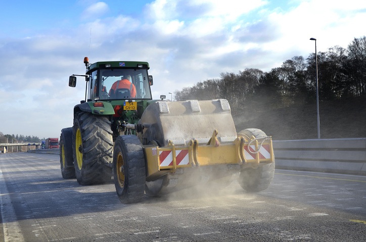 LEUSDEN - Op een afgesloten stuk wegdek op de A28 bij Leusden wordt met vierkant betonblok het betonnen wegdek gekraakt. In opdracht van Rijkswaterstaat verbreed en vernieuwd bouwconsortium De Utrechtse Tulp de snelweg waarbij het betonnen wegdek ondermeer opnieuw geasfalteerd gaat worden. Om het asfalt goed te laten hechten wordt een groot deel van de weg verbrijzeld met hulp van een vierkant betonblok achter een tractor, en bij viaducten wordt het betonnen dek, na kraken met een sloopkogel, verwijderd omdat het anders te hoog wordt voor het verkeer. Het consortium bestaat uit KWS/Van Hattum en Blankevoort/Vialis, (behorend tot VolkerWessels) en Mourik. COPYRIGHT TON BORSBOOM