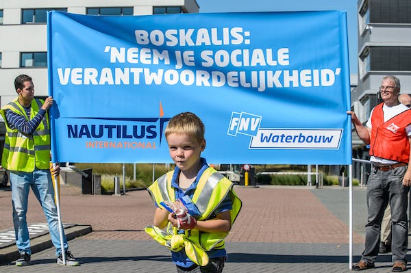 17-08-2016: Protestactie FNV waterbouw-Nautilus: Papendrecht
Voorafgaand aan Buitengewone Algemene vergadering van Aandeelhouders houden
FNV Waterbouw/Nautilus International en werknemers van Fairmount Marine, Boskalis Bagger en Smit Salvage een protestactie tegen de Boskalis ontslag plannen.
Foto: Gertjan Kooij