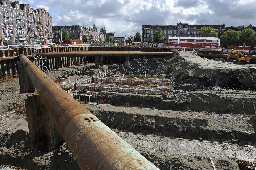 AMSTERDAM - Van Wijnen bouwt aan de Bilderdijkkade hoek Kwakerstraat aan Kwintijn. Kwintijn bestaat uit vijf bouwblokken rond een binnentuin. Het plan ligt in een levendige en authentieke buurt in Amsterdam-West. Totaal bestaat Kwintijn uit 171 woningen en een ondergrondse parkeergarage met 306 plaatsen. Het project is een ontwerp van Faro Architecten. Op de foto de bouwwerkzaamheden door van Wijnenbouw, bouwput, stutten, buizen,
