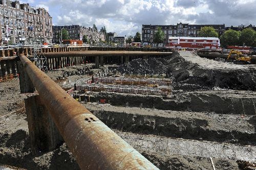 AMSTERDAM - Van Wijnen bouwt aan de Bilderdijkkade hoek Kwakerstraat aan Kwintijn. Kwintijn bestaat uit vijf bouwblokken rond een binnentuin. Het plan ligt in een levendige en authentieke buurt in Amsterdam-West. Totaal bestaat Kwintijn uit 171 woningen en een ondergrondse parkeergarage met 306 plaatsen. Het project is een ontwerp van Faro Architecten. Op de foto de bouwwerkzaamheden door van Wijnen
bouw, bouwput, stutten, buizen,