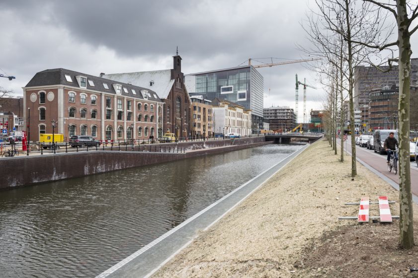 Dat de Catharijnesingel tegenwoordig weer uit water bestaat, en geen vervuilende snelweg meer herbergt, is een belangrijke stap in de goede richting voor Utrecht. 