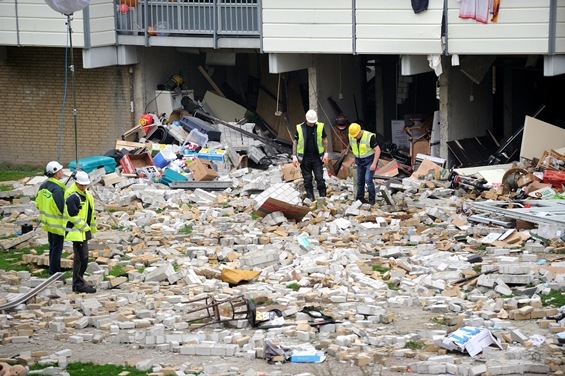 2014-09-05 09:43:28 NOVUM86:EXPLOSIE FLATGEBOUW:DIEMEN;05SEP2014-Bij de explosie donderdag 4 september in een flatgebouw zijn twee doden gevallen en raakten 15 mensen gewond. Er zijn nog twee mensen vermist, vrijdagmorgen gaat de zoektocht naar de vermisten verder. Expert kijken dan ook opnieuw naar de constructie van het pand. Foto: Mensen zijn aan het werk tussen de brokstukken van de flat waar gisteren een explosie plaats vond.Novum/rvz/str.Rein van Zanen
