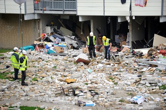 2014-09-05 09:43:28 NOVUM86:EXPLOSIE FLATGEBOUW:DIEMEN;05SEP2014-Bij de explosie donderdag 4 september in een flatgebouw zijn twee doden gevallen en raakten 15 mensen gewond. Er zijn nog twee mensen vermist, vrijdagmorgen gaat de zoektocht naar de vermisten verder. Expert kijken dan ook opnieuw naar de constructie van het pand. Foto: Mensen zijn aan het werk tussen de brokstukken van de flat waar gisteren een explosie plaats vond.Novum/rvz/str.Rein van Zanen
