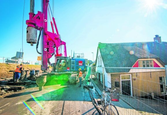 Mourik Groot-Ammers versterkte de Lekdijk ten oosten van Kinderdijk met een boorpalenwand. Foto: Mourik
