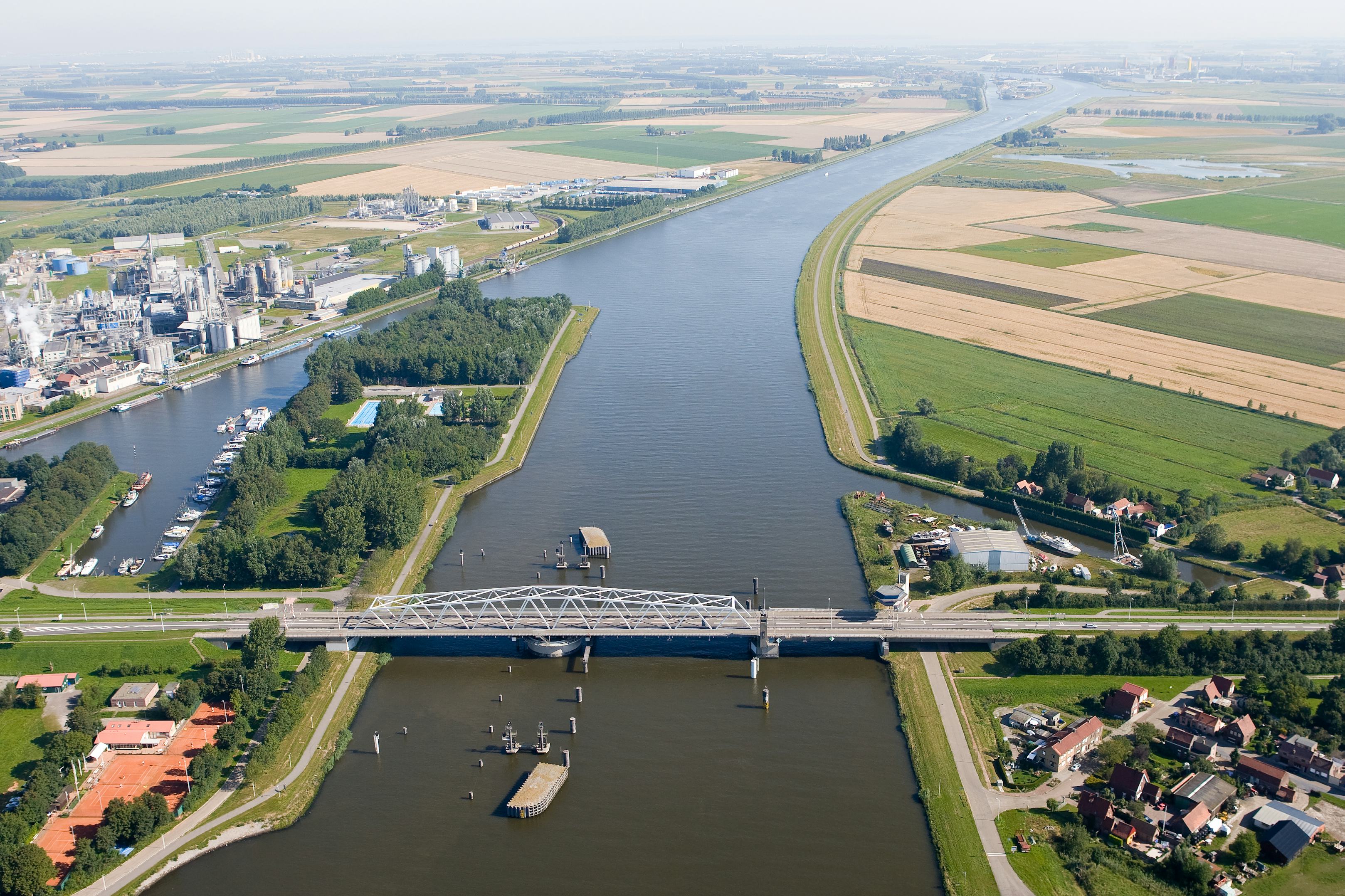 De damwanden langs het kanaal van Gent naar Terneuzen zijn nog niet aangetast. Foto: Rijkswaterstaat.