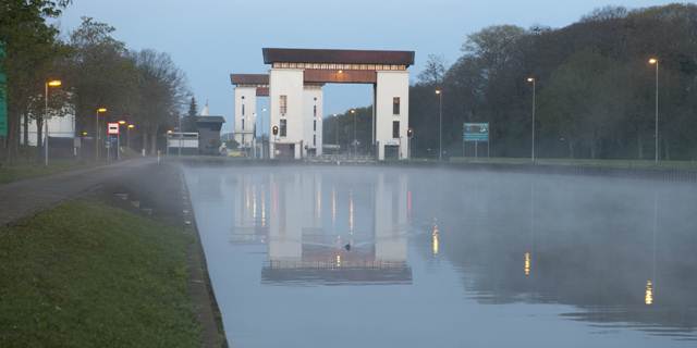 De bestaande sluis bij Eefde met de monumentale torens met hefdeuren