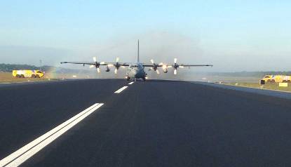 Militair vliegtuig C130 Hercules landt in Eindhoven