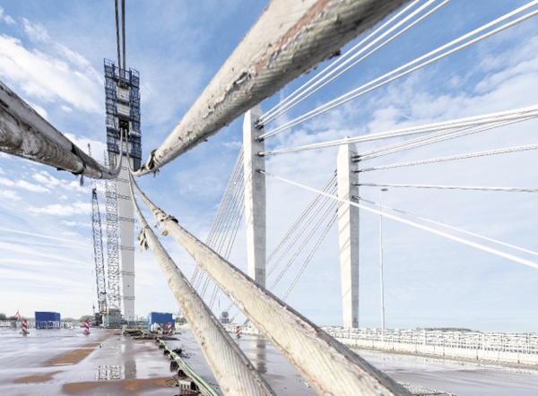 De brug bij Ewijk kreeg acht jaar terug ook nieuwe tuien met parallelle strengen. Foto: Rijkswaterstaat