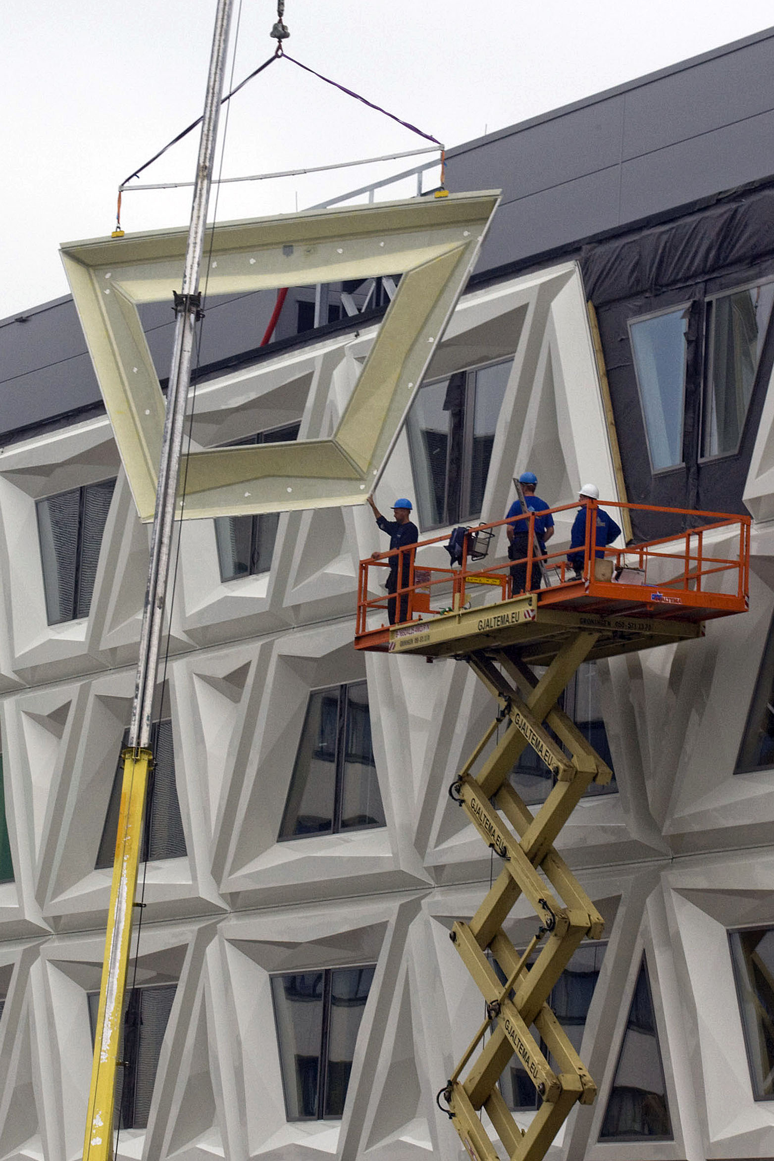 300611 GRONINGEN STAD - vrij - vandaag was BAM druk bezig met het plaatsen van gevelelementen die het nieuwe "laboratorium voor infectieziekten" pal naast het nieuwe Martiniziekenhuis smoel gaan geven.
