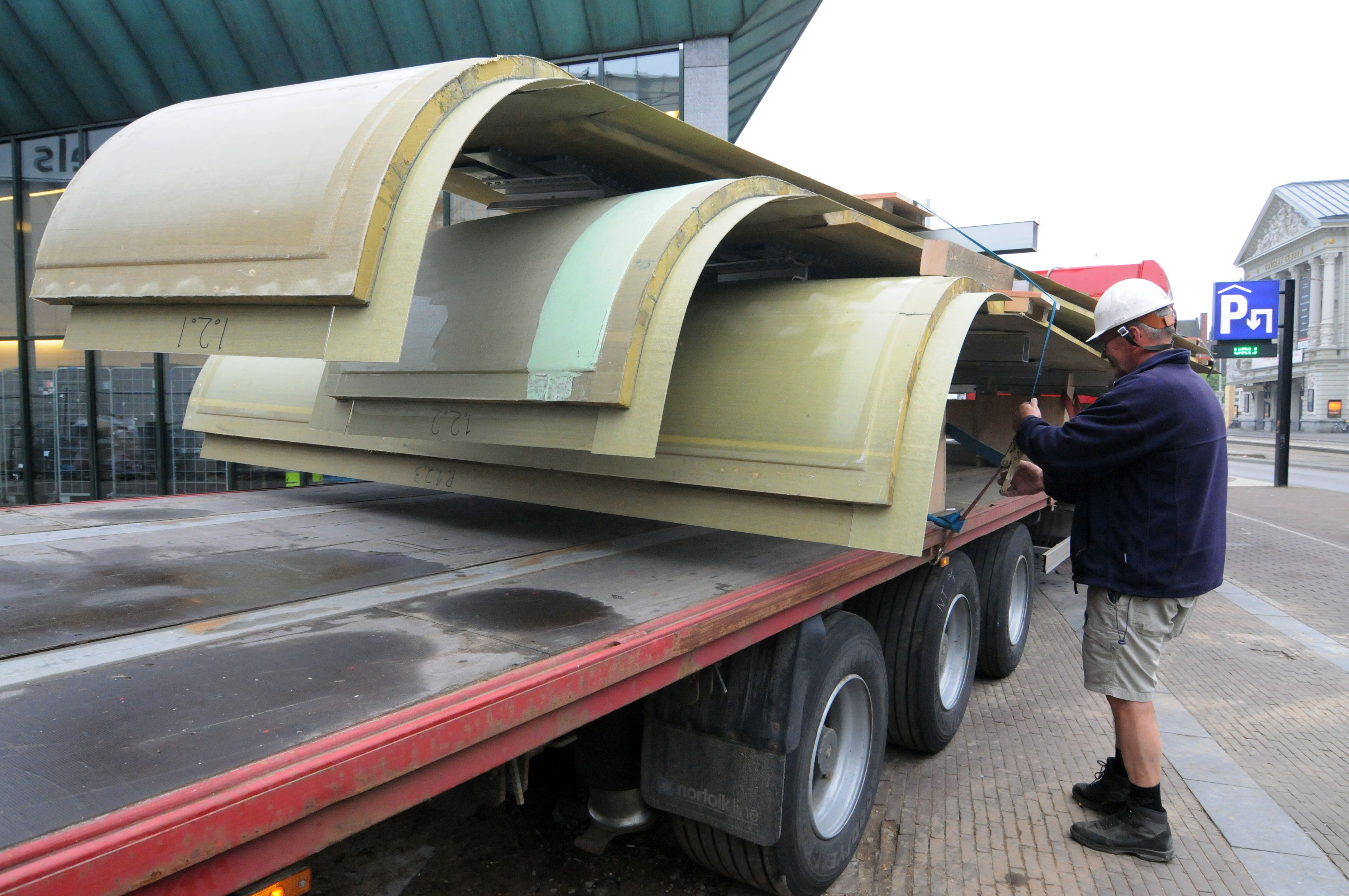 Foto Ronald BakkerDe lichtgewicht gevelplaten zijn dinsdagochtend vroeg aangekomen bij de nieuwbouw van het Amsterdamse Stedelijk Museum. Aannemer VolkerWessels.