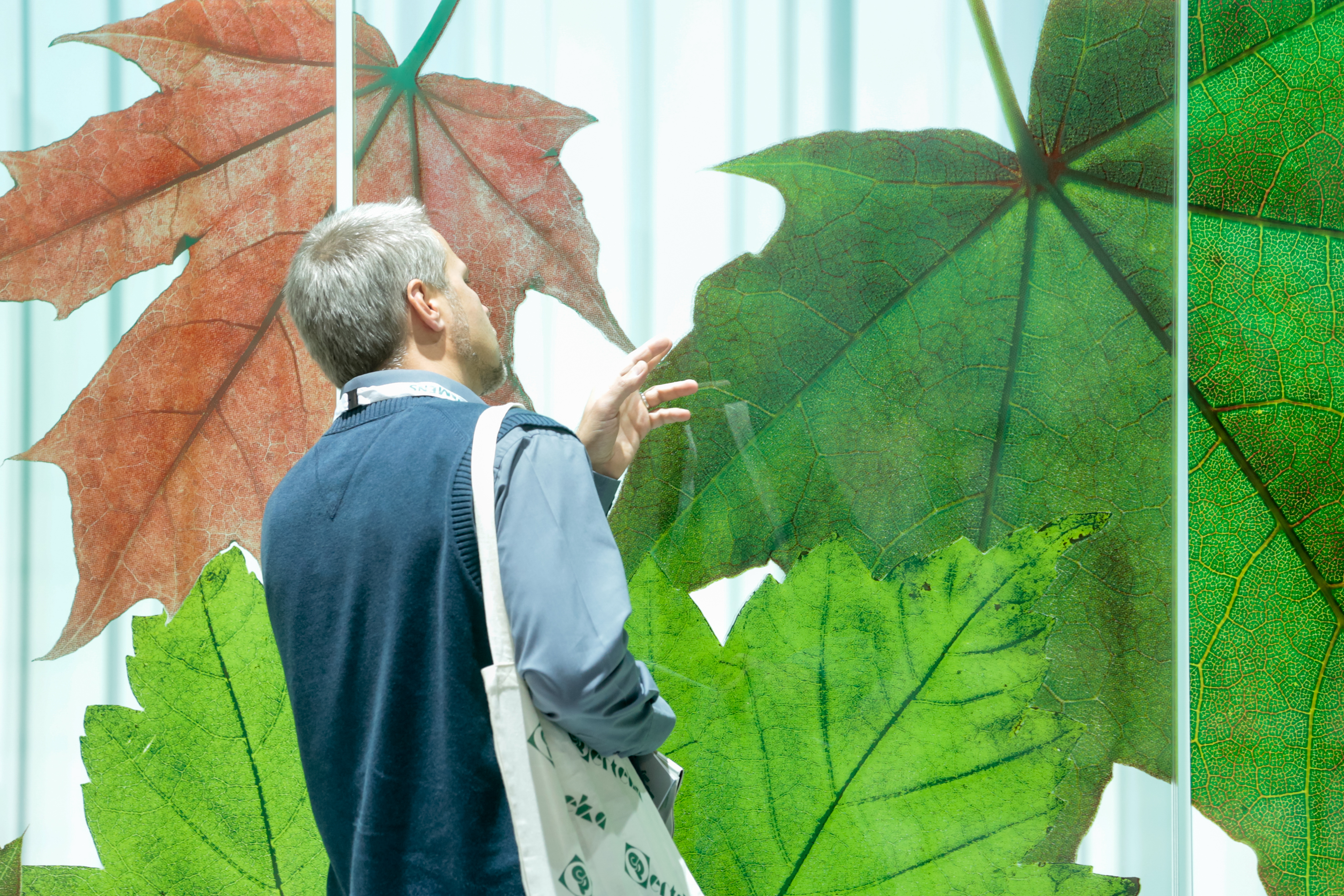 Düsseldorf, DEU. 23.10.2014. Die Glaszukunft der kommenden Jahre: glass technology live _ Die Sonderschau „glass technology live“ (gtl) in Halle 11, die von Prof. Stefan Behling und seinem Team des Instituts für Baukonstruktion der Universität Stuttgart organisiert wird, ist Aushängeschild der glasstec und ein absoluter Publikumsmagnet. Sie zeigt die Produkte der kommenden Jahre – darunter regelmäßig Highlights aus verschiedenen Anwendungsfeldern. Der Schwerpunkt liegt dabei auf der Architektur. So war ein Eyecatcher des Themenfelds „Fassade und Konstruktion“ 2012 beispielsweise ein Fenster, das ohne sichtbare Rahmenkonstruktion in eine Verglasung integriert war. In 2014 liegen die Themenschwerpunkte der etwa 2.500 Quadratmeter umfassenden Sonderschau unter dem Motto „Intelligente Gläser“ in den Bereichen Intelligente Gebäudehüllen, Fassade + Energie (Solar), Innovationen in Glas sowie Glasdesign. Auf die Besucher warten somit unter anderem innovative Exponate aus dem Bereich Lichtlenkung, transluzente Verglasungen, Verbundelemente in Fassaden, Glas und OLEDs sowie Leicht- und Dünngläser für Architektur und Displays._Die „glass technology live“ wird von einem hochkarätigen Fachsymposium begleitet, das – eingebettet in die Ausstellungsfläche der gtl – eine Vielzahl an Vorträgen zu topaktuellen Themen bietet. Das Angebot ist für alle Besucher der Messe kostenlos. Namhafte Referenten von führenden Forschungsinstituten, Verbänden, Unternehmen und Architekturbüros arbeiten verschiedene Themenschwerpunkte auf. Wie auch die Sonderschau richtet das Symposium den Blick auf die Zukunft der Glasbranche. Das Programm des gtl-Symposiums widmet sich an jedem Messetag einem anderen Schwerpunkt, der inhaltlich von den Partnern Kolloquium der Hüttentechnischen Vereinigung der deutschen Glasindustrie e.V. (HVG) und Deutsche Glastechnische Gesellschaft e.V. (DGG) (Thema Glasschmelze und Formgebung, Di), Verband Deutscher Maschinen- und Anlagenbau e.V. (VDMA) (Verarbeitungs- und Veredelungstechnlogien, Mi), der Universität Stuttgart (Architektur und Technik, Do), dem Bundesinnungsverband des Glaserhandwerks(BIV) (Fokusthema Handwerk, Fr) sowie dem Bundesverband Flachglas (Glas in Fenster und Fassade, Fr) gestaltet wird. | ___The future of glass in coming years: glass technology live - The special show “glass technology live” (gtl) in Hall 11, organised by Prof. Stefan Behling and his team at the Institute for Building Construction at the University of Stuttgart, is one of glasstec’s marquee events and always draws huge crowds. Products about to emerge in coming years are on display here – usually including the highlights from the various fields of application, and always with a focus on architecture. For example, one of the eye-catchers from the 2012 “Façade and Construction” theme was a window integrated into glazing without any visible framing. In 2014, the highlighted themes at this special show, which covers about 2,500 square metres, will fall under the rubric “Intelligent Glass” and include the areas Intelligent Building Envelopes, Façade + Energy (Solar), Innovations in Glass, and Glass Design. Consequently, some of the innovative exhibits awaiting visitors will represent segments such as light directing, translucent glazing, composite elements in façades, glass and OLEDs as well as light and thin glass for architecture and displays._A high-calibre trade symposium will accompany “glass technology live.” Embedded right in gtl’s exhibition space, a series of lectures on cutting-edge topics will be presented there. All trade fair visitors may attend this event free of charge. Recognised presenters from leading research institutes, associations, companies and architecture firms will discuss in-depth a range of topics. Just like the special show, the symposium will hone in on the future of the glass industry. The gtl Symposium programme will be dedicated to a different theme on each day of the trade fair, with the content designed by these partner organisations: the colloquium of the Hüttentechnische Vereinigung der deutschen Glasindustrie e.V. (the research association of the German glass industry – HVG) and the Deutsche Glastechnische Gesellschaft e.V. (German Society of Glass Technology – DGG) (topic: Glass Melting and Forming, Tue); the Verband Deutscher Maschinen- und Anlagenbau e.V. (German Engineering Federation – VDMA) (Processing and Finishing Technology, Wed); the University of Stuttgart (Architecture and Technology, Thu); the Bundesinnungsverband des Glaserhandwerks (German Federal Association of Glaziers Trades – BIV) (focal theme: Crafts, Fri) and the Bundesverband Flachglas (German Flat Glass Association – BF) (Glass in Windows and Façades). Foto: Constanze Tillmann, Exploitation right Messe Duesseldorf, M e s s e p l a t z, D-40474 D u e s s e l d o r f, www.messe-duesseldorf.de; eine h o n o r a r f r e i e  Nutzung des Bildes ist nur fuer journalistische Berichterstattung, bei vollstaendiger Namensnennung des Urhebers gem. Par. 13 UrhG (Foto: Messe Duesseldorf / ctillmann) und Beleg moeglich; Verwendung ausserhalb journalistischer Zwecke nur nach schriftlicher Vereinbarung mit dem Urheber; soweit nicht ausdruecklich vermerkt werden keine Persoenlichkeits-, Eigentums-, Kunst- oder Markenrechte eingeraeumt. Die Einholung dieser Rechte obliegt dem Nutzer; Jede Weitergabe des Bildes an Dritte ohne  Genehmigung ist untersagt | Any usage and publication only for editorial use, commercial use and advertising only after agreement; unless otherwise stated: no Model release, property release or other third party rights available; royalty free only with mandatory credit: photo by Messe Duesseldorf]