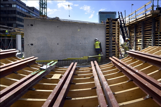 UTRECHT - In het Utrechtse Stationsgebied bouwen BAM Bouw en Techniek en BAM Infra in opdracht van Gemeente Utrecht de grootste fietsenstalling ter wereld. In 2 fases bouwt men een drielaags, door Ector Hoogstad Architecten ontworpen fietsenparkeergebouw, waar bovenop het Stationsplein Oost komt dat de entree gaat vormen tot de Openbaar Vervoers-Terminal (OVT) en het vernieuwde winkelcentrum van Hoog Catharijne. Dwars door de fietsenstalling heen zal op de begane grond een doorgaande fietsroute lopen. Naast de fietsenstalling komt de Hoogwaardig Openbaar Vervoers-baan (HOV) op een viaduct te liggen die ook op dit traject door BAM gebouwd wordt. Om deze HOV-baan te kunnen bouwen, zal binnenkort tijdelijk de bus dwars over het bouwterrein rijden over de extra zwaar bestempelde betonnen vloeren. De fietsenstalling zal uiteindelijk (in 2018) ruimte gaan bieden aan 12.500 fietsen. COPYRIGHT TON BORSBOOM