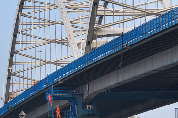 Hersetlwerkzaamheden aan de Merwedebrug, na de vondst van haarscheurtjes in de hoofdliggers van de brug. Foto: Archief 