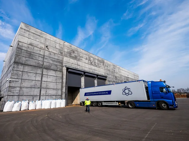 Nederland, Purmerend, 17 maart 2015
SVP, Stadsverwarming Purmerend. Stadsverwarmingscentrale geheel gestookt op biomassa. Houtsnippers die vrijkomen bij het onderhoud van bossen in heel nederland worden hier in de centrale verbrand. Vermeden co2 uitstoot is 50.000 ton per jaar. Deze centrale is daarmee de meest duurzame warmteleverancier van Nederland.
Vrachtwagen komt houtsnippers storten
Foto: (c) Michiel Wijnbergh