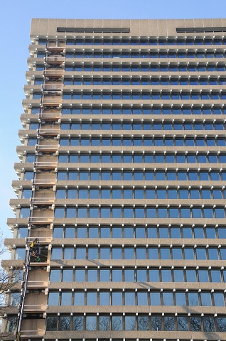 Foto Ronald BakkerOpdrachtEen voormalig kantoorgebouw aan de Amsterdamse Staalmeesterslaan wordt verbouwd tot hotel . Aannemer BAM.