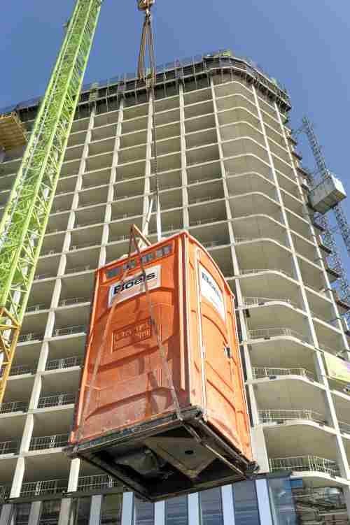 AMSTERDAM - JP van Eesteren, Croon en Wolter & Dros bouwen aan het Hotel Amstelkwartier. Het Hotel wordt het eerste LEED Platinum hotel in Europa. LEED staat voor ÒLeadership in Energy and Environmental DesignÓ en betekent dat dit viersterren-plus-hotel uitermate duurzaam zal worden ontworpen, gebouwd en gexploiteerd. Hotel Amstelkwartier krijgt een omvang van 18.500 M2 met 22 verdiepingen waarin 308 hotelkamers, een Wellness, een rooftopbar en een groenten en fruitkas op het dak.