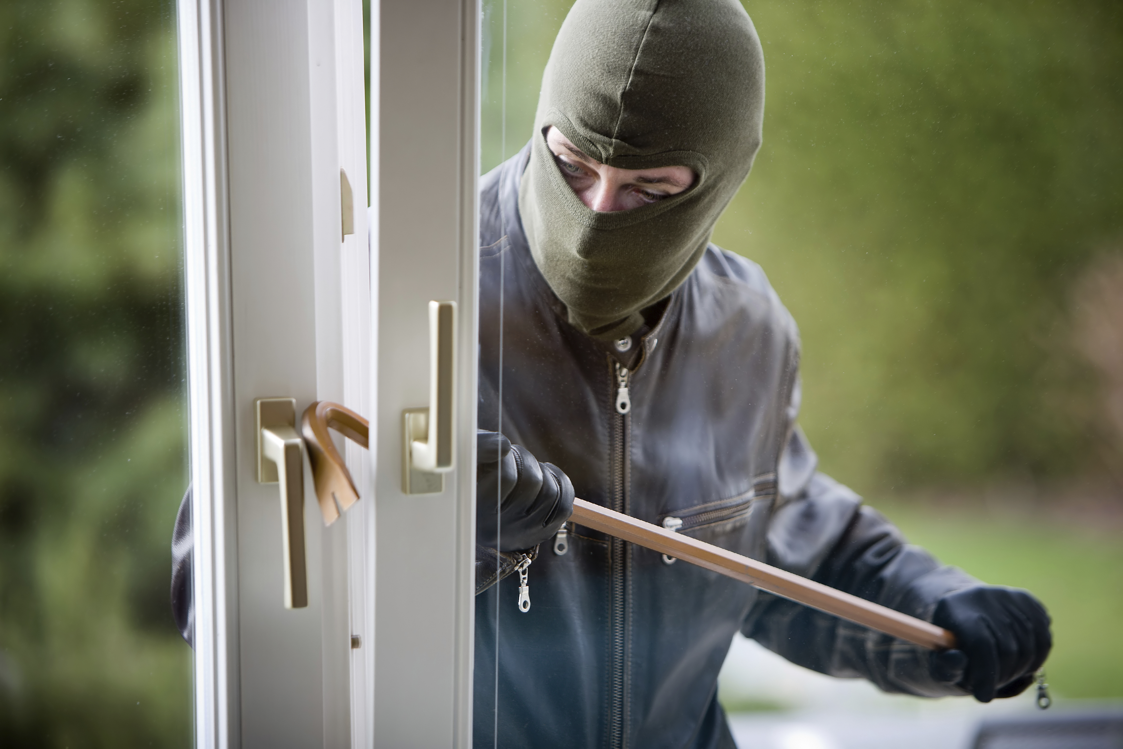 Einbrecher an einem Fenster [ (c) www.BilderBox.com, Erwin Wodicka, Siedlerzeile 3, A-4062 Thening, Tel. + 43 676 5103678.Verwendung nur gegen HONORAR, BELEG, URHEBERVERMERK nach AGBs auf bilderbox.com; und photo photos foto fotos mit in im eines einer einem eineneine ein der das beim bei aus auf and an als . - * &amp;]