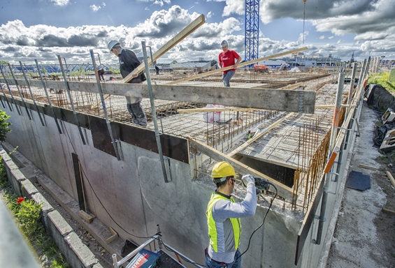 Alkmaar, 8 juni 2015. NIEUW BIOSCOOP COMPLEX IN AANBOUW. JT BIOSCOOP EN FILMHUIS ALKMAAR BOUWEN EEN NIEUW EVENEMENTENCOMPLEX.
Hoofdaannemer is Bouwbedrijf De Nijs uit Warmenhuizen. Men is bezig met de ruwbouw en het maken van voorbereidingen voor het storten van beton. Er kan onder de bioscoop, casino of filmhuis  geparkeerd worden. Het paradepaardje wordt een filmzaal met plaats voor 430 personen waar Dolby Atmos te horen zal zijn. In december 2015 moet de nieuwe megabioscoop in gebruik worden genomen. foto Martin Mooij