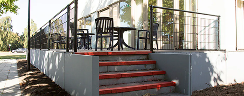 Keerwanden rondom terras verzorgingstehuis Hilversum