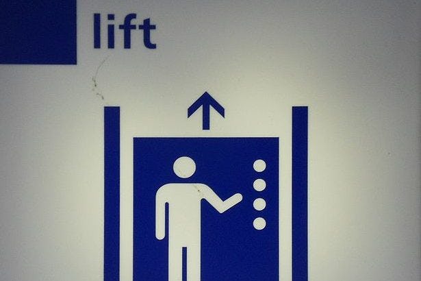 Liftinstituut: 'Installeer liften zo dat ouderen ze kunnen gebruiken bij brand'