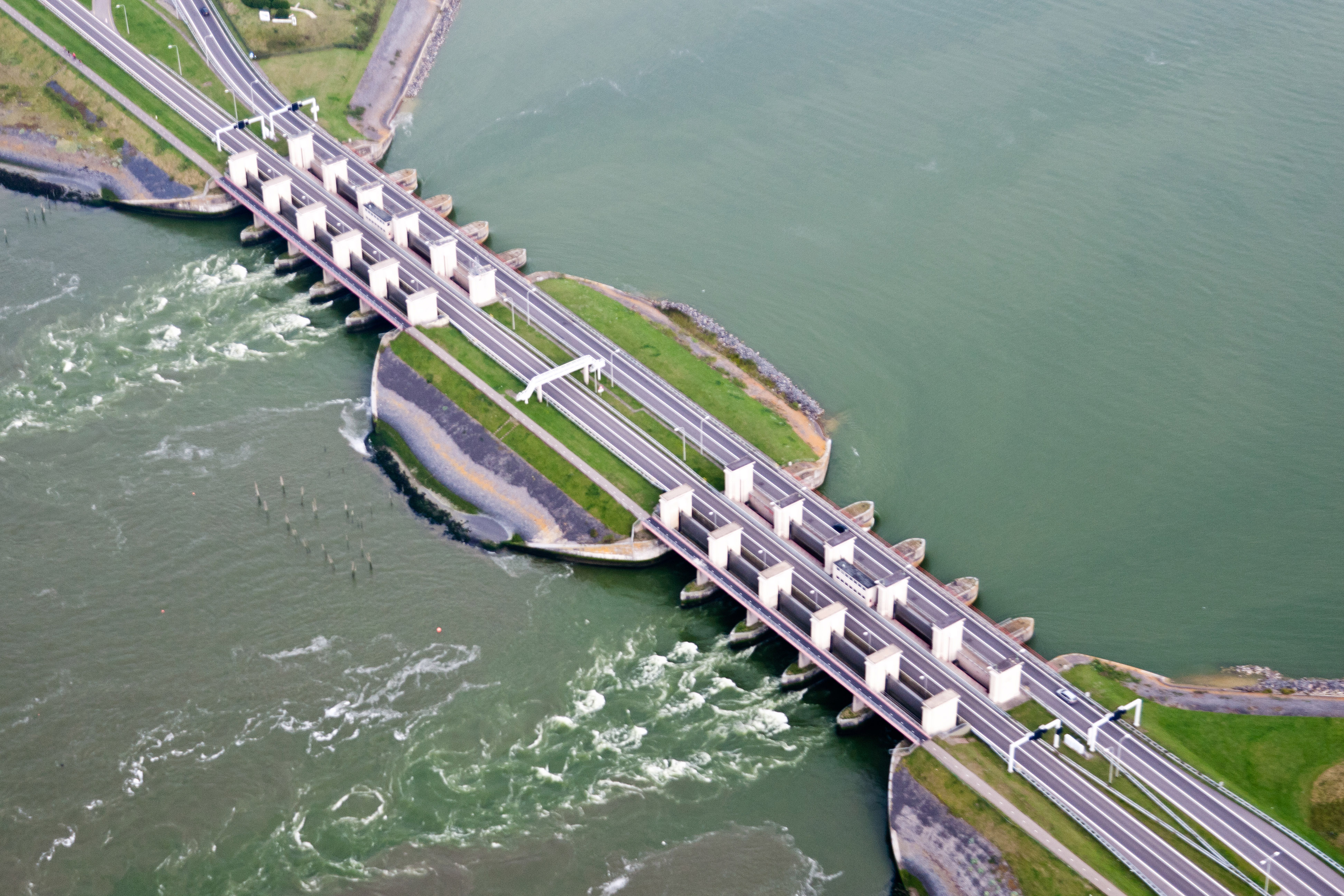 Renovatie en versterking van de oude spuisluizen van de Afsluitdijk is uit het  contract gehaald. Foto: Joop van Houdt/Rijkswaterstaat