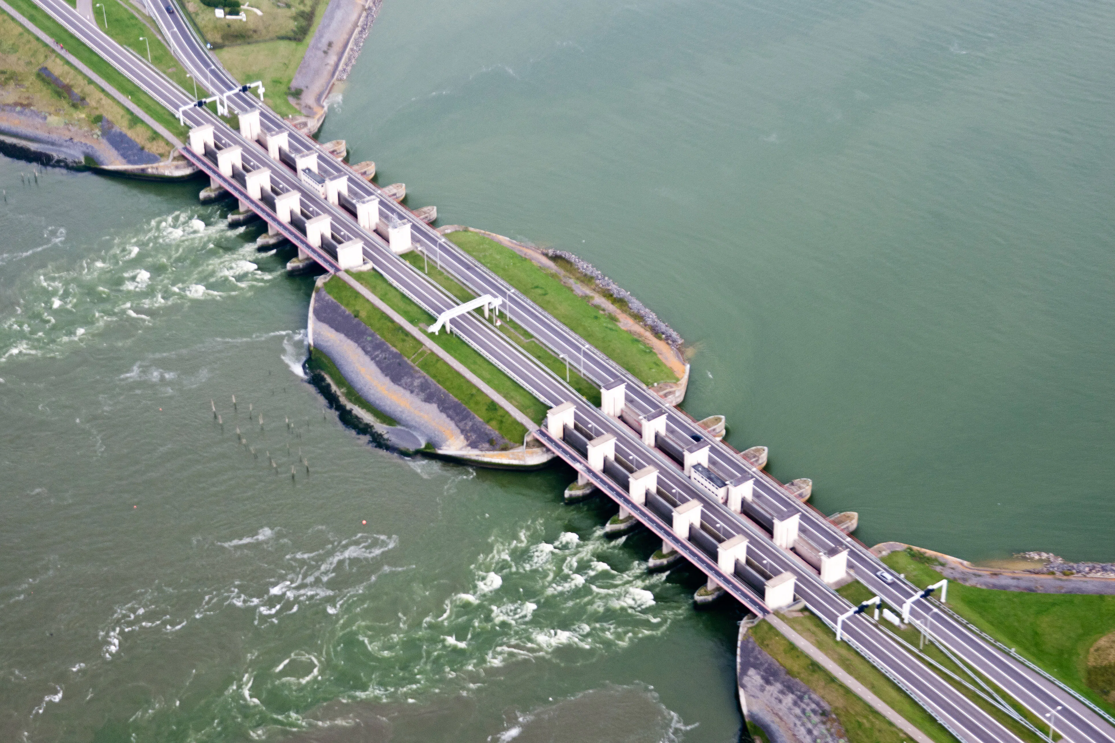 Renovatie en versterking van de oude spuisluizen van de Afsluitdijk is uit het contract gehaald. Foto: Joop van Houdt/Rijkswaterstaat