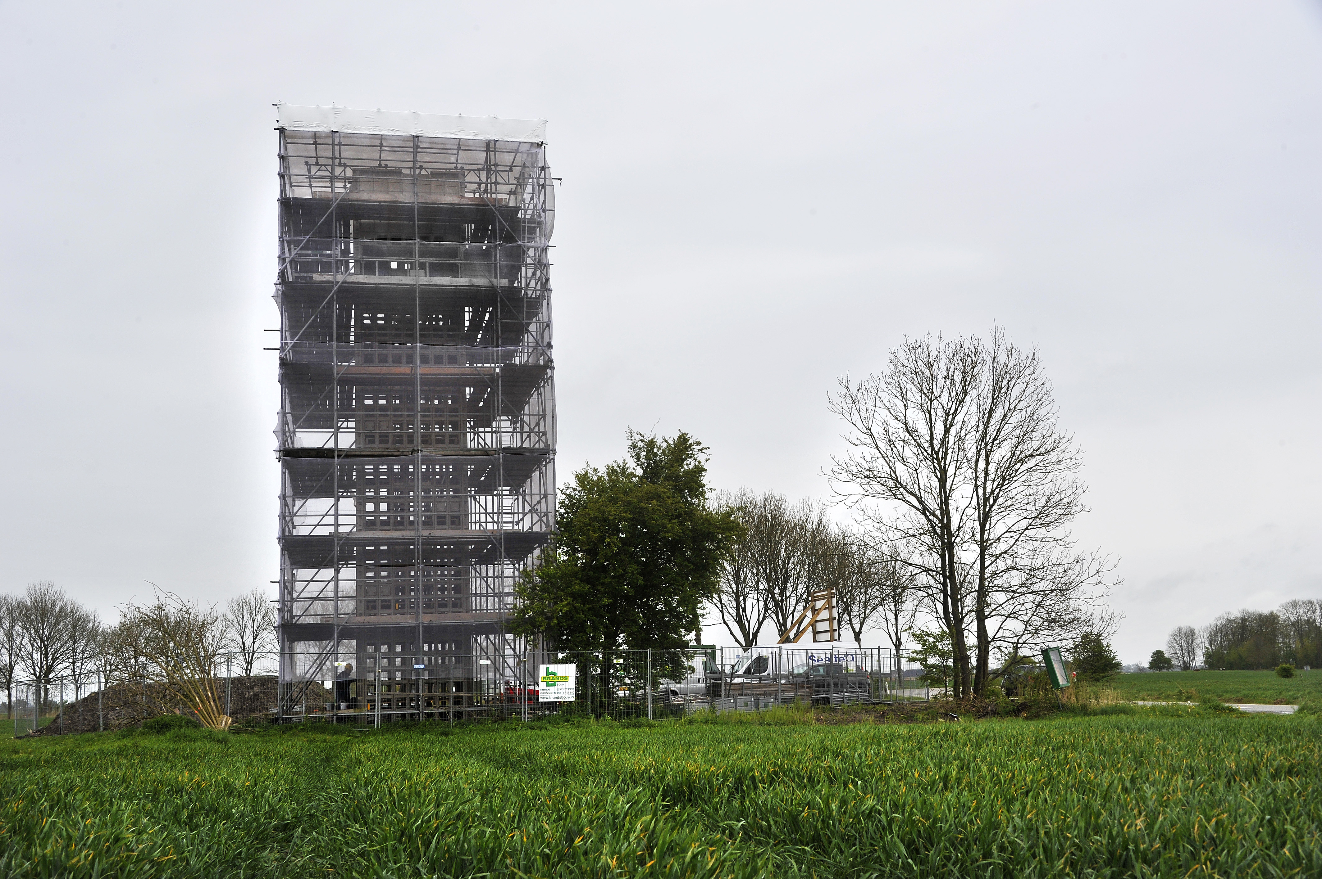 Luchtwachttoren 701 in Warfhuizen wordt compleet gerenoveerd. Brands Bouw uit Groningen is gestart met  de restauratie van het casco, dat volledig uit betonelementen bestaat. Betonrot is de boosdoener, die voor de nodige schade heeft gezorgd. Los daarvan worden meer zaken aangepakt. De oorspronkelijke elementen als observatiestatief, borstwering, vaste banken, klaptafel en een schuilnis worden teruggebracht. De zogeheten plottafel, wordt met de hand nagemaakt en zal herkenning van de wijde omgeving mogelijk maken. De luchtwachttoren is een relict uit de Koude Oorlog en had als functie om tijdig vijandige vliegtuigen te ontdekken. Ooit stonden er 276 luchtwachttorens in Nederland, waar vrijwilligers van het Korps Luchtwachtdienst hun diensten draaiden. Opdrachtgever is Het Groninger Landschap, die de toren in eigendom heeft.