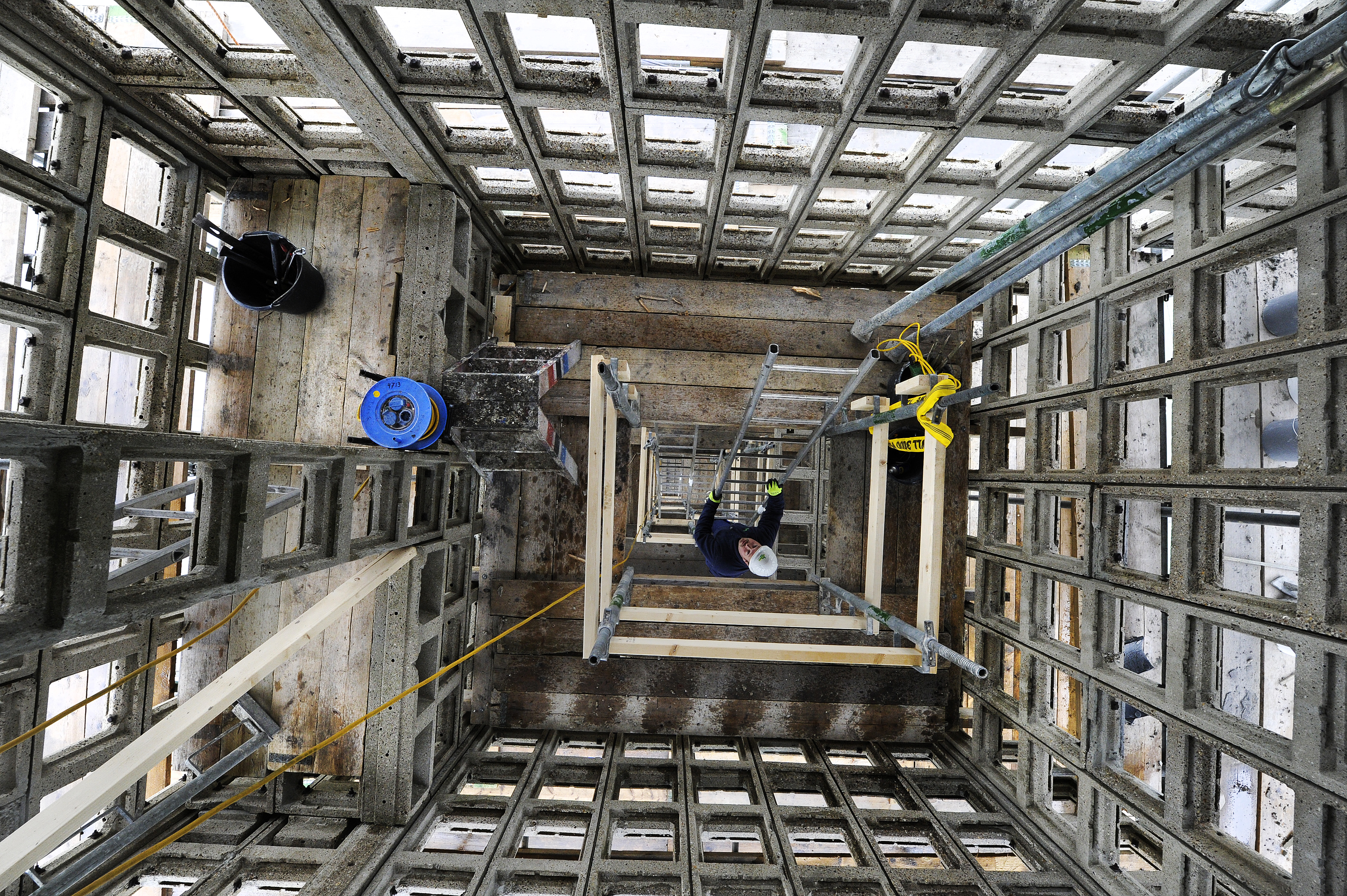 Steigers aan de binnenkant van de luchtwachttoren in Warfhuizen zorgen voor een goede bereikbaarheid. Ook buitenom staan steigers. Luchtwachttoren 701 in Warfhuizen wordt compleet gerenoveerd. Brands Bouw uit Groningen is gestart met  de restauratie van het casco, dat volledig uit betonelementen bestaat. Betonrot is de boosdoener, die voor de nodige schade heeft gezorgd. Los daarvan worden meer zaken aangepakt. De oorspronkelijke elementen als observatiestatief, borstwering, vaste banken, klaptafel en een schuilnis worden teruggebracht. De zogeheten plottafel, wordt met de hand nagemaakt en zal herkenning van de wijde omgeving mogelijk maken. De luchtwachttoren is een relict uit de Koude Oorlog en had als functie om tijdig vijandige vliegtuigen te ontdekken. Ooit stonden er 276 luchtwachttorens in Nederland, waar vrijwilligers van het Korps Luchtwachtdienst hun diensten draaiden. Opdrachtgever is Het Groninger Landschap, die de toren in eigendom heeft.