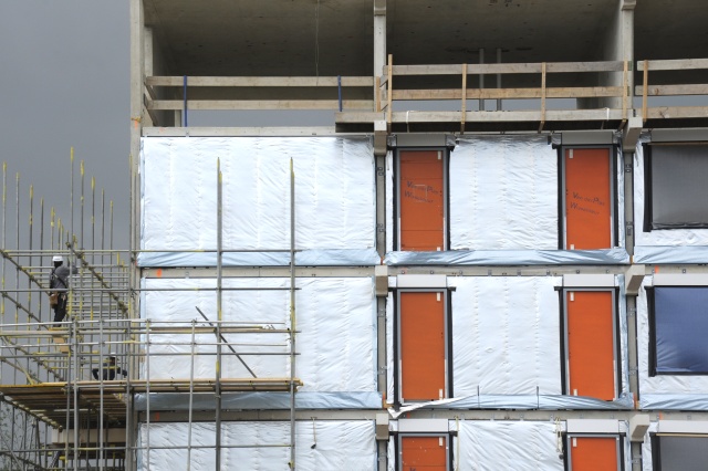 Sliedrecht 19 mei 2015.Wonen naast hoogspanning.Best B West, 56 appartementen in aanbouw door bouwer Adriaan van Erk in opdracht van Bouwfonds Ontwikkeling. Foto Ries van Wendel de Joode