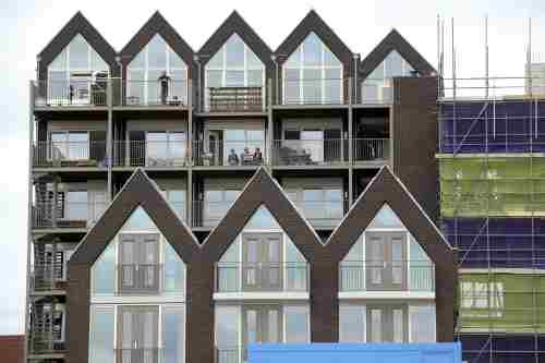 AMSTERDAM - In de voormalige Houthavens wordt gebouwd aan diverse projecten. Een ervan is Blok 0. Blok 0 bestaat uit verschillende deelprojecten zoals de Hoofden, het Pakhuis en het  Puurblokj. Era contour bouwt aan het Pakhuis (foto) Het basisontwerp van Het Pakhuis is van Heren 5.  Het basisontwerp van Het Pakhuis vindt zijn inspiratie in het klassieke pakhuis. Dit is vaak een smal en hoog pand op een diep perceel met een voorgevel die licht hellend naar voren is gebouwd om de goederen te hijsen. Het huis bestaat uit een begane grond, Ôhet onderstukÕ en de verdiepingen, Ôde zoldersÕ. De pakhuizen zijn meestal afgewerkt met een ÔkroonÕ.