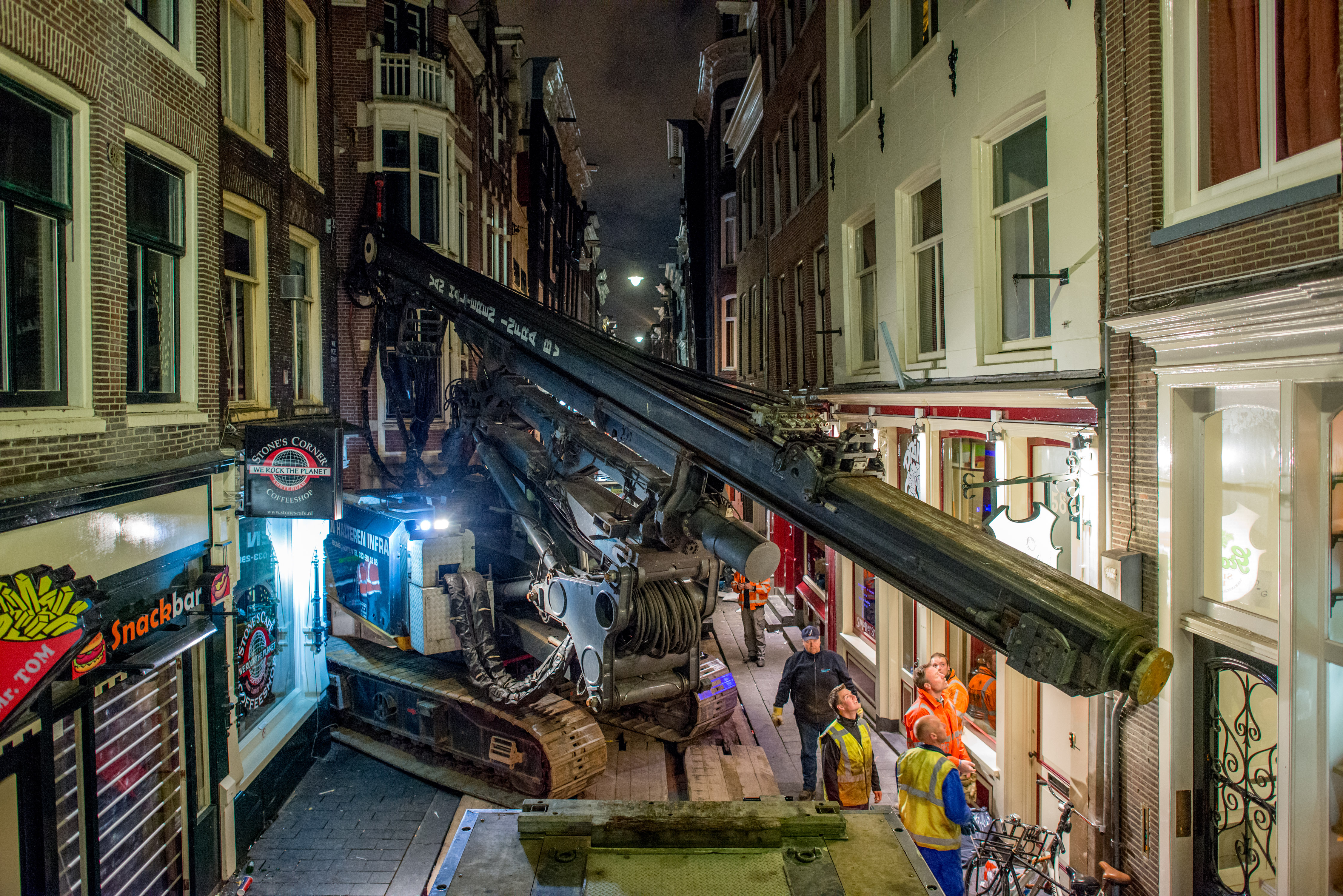 Nederland, Amsterdam, 14 april 2014.Nachtelijke aankomst van de damwandeninstallatie in de Warmoesstraat ten behoeve van de nieuwbouw van Ons' Lieve Heer op Solder aan de Oudezijds Voorburgwal. De installatie rijdt zelfstandig vanuit de Warmoesstraat door de Lange Niezel naar de bouwlokatie.Foto en copyright: Co de Kruijf.
