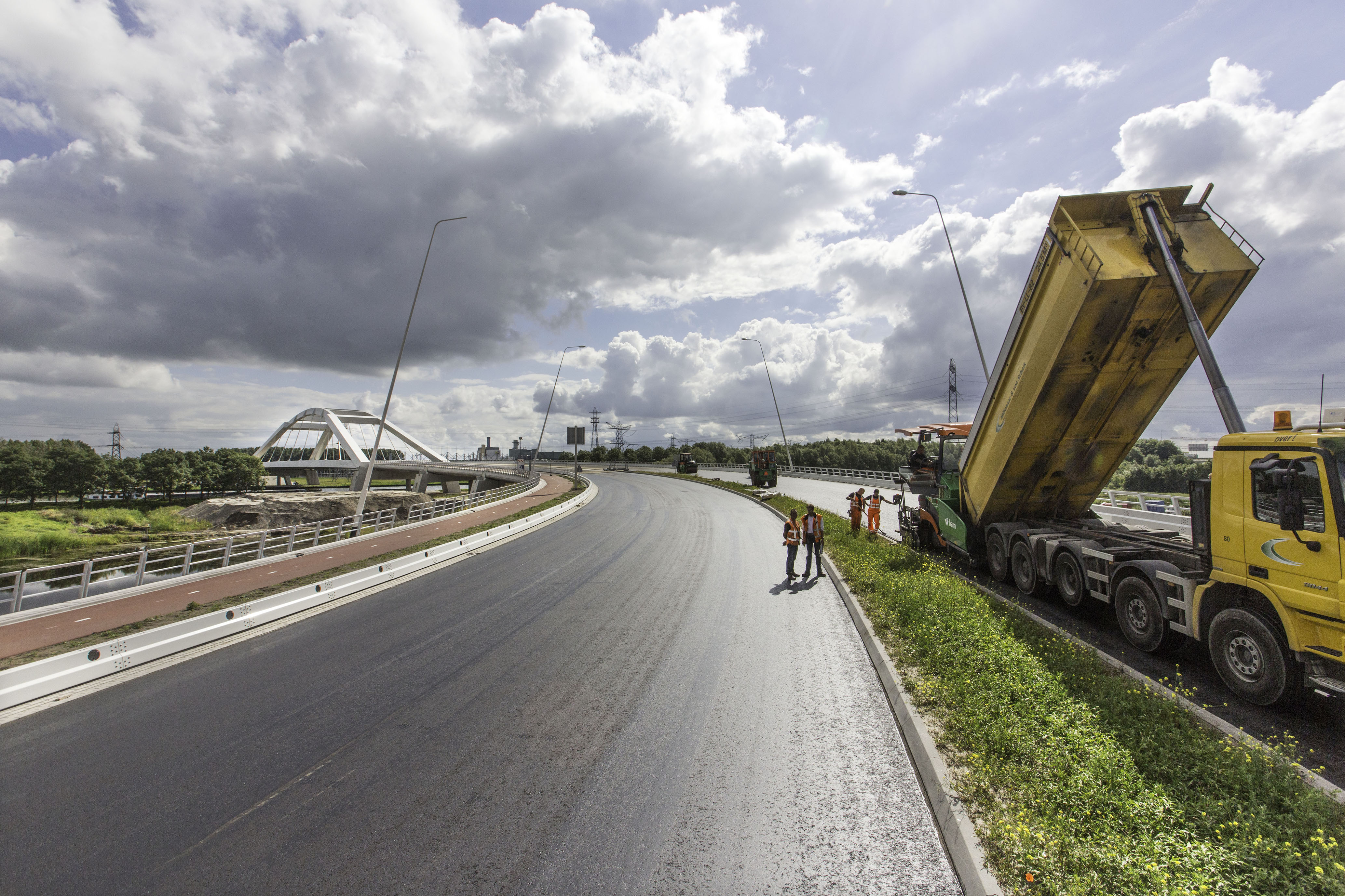 Nederland Diemen 1-7-2014 Asfalteringswerkzaamheden op de aansluiting van de Uyllanderbrug Foto Maurice Boyer