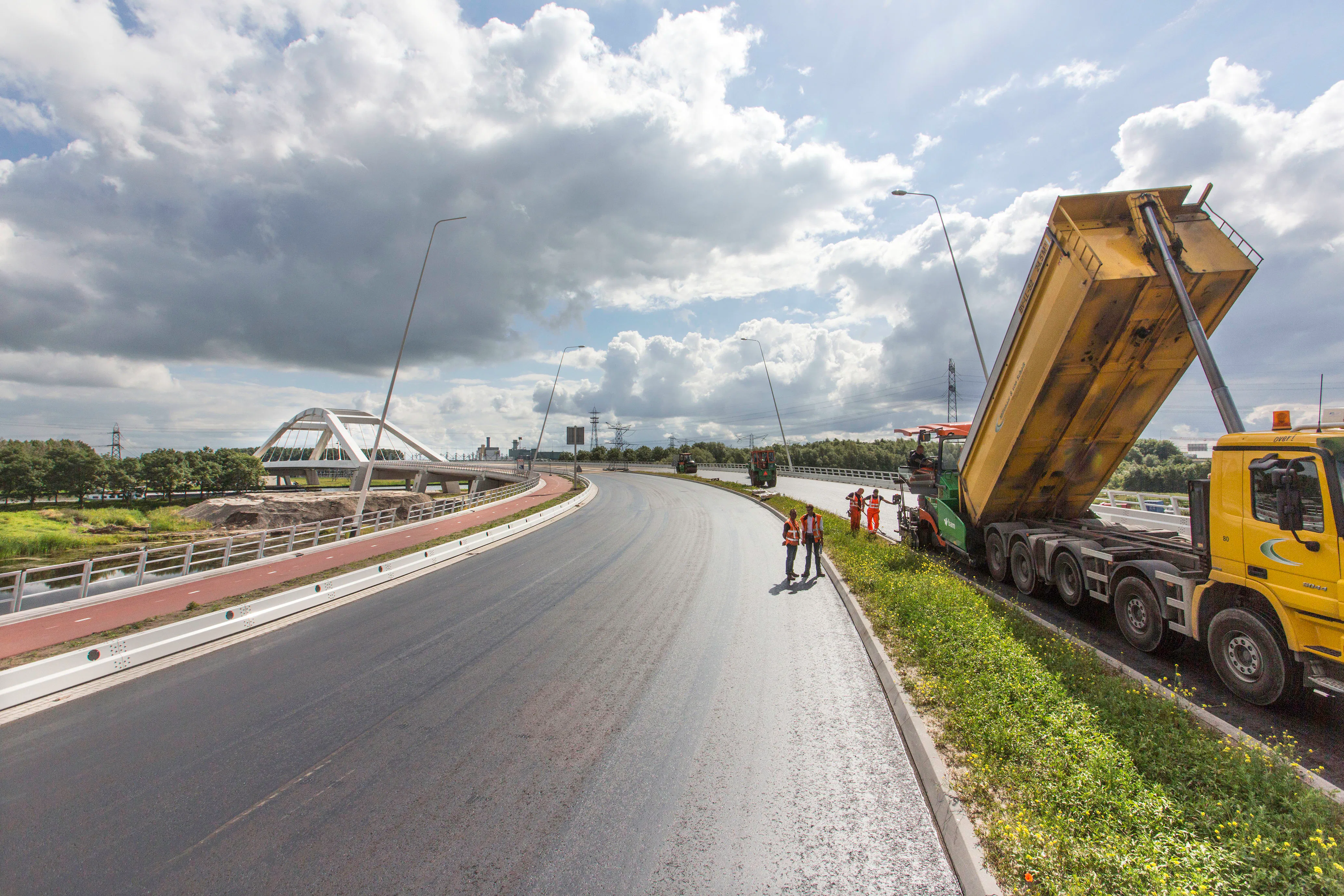 Nederland Diemen 1-7-2014 Asfalteringswerkzaamheden op de aansluiting van de Uyllanderbrug Foto Maurice Boyer