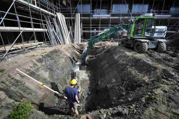 BLARICUM - In de tuin van het door Slokker Bouwgroep gebouwde woonzorgcomplex De Oorsprong wordt een diepe kuil uitgegraven voor de aanleg van een betonnen bak voor een eigen WKO-installatie. Voor de opslag van koud en warm water in de bodem, worden 35 waterbronnen tot op 150 diep geboord, waarvan de leidingen in deze ondergrondse vergaarbak samen komen.  In opdracht van Vestia Midden-Nederland ontwierp architectenbureau Studio Leon Thier een zorgcomplex dat ruimte gaat bieden aan 42 appartementen voor senioren en diverse zorggerelateerde voorzieningen. Onder het complex ligt verder een ondergrondse parkeergarage voor elke woning, en op de begane grond is ruimte voor ongeveer 1.900 m² maatschappelijke bedrijfsruimte. COPYRIGHT TON BORSBOOM