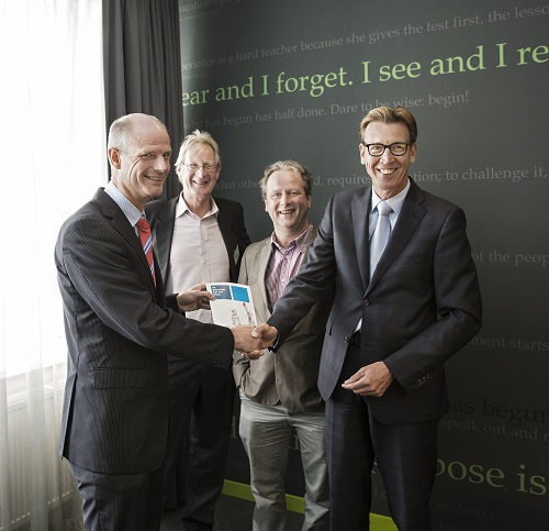 Minister Blok krijgt het rapoort 'De gebruiker aan het stuur' overhandigd door Jaap Overeem, directeur van VACpunt Wonen.