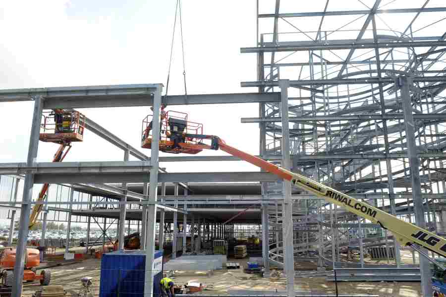 SCHIPHOL - Bij de entree van het lang parkeren terrein P3 op Schiphol wordt gewerkt aan de bouw van een nieuw parkeergebouw. Verdeeld over vijf bouwlagen komen er ruim 2.200 extra parkeerplaatsen bij. Schiphol wil hiermee een capaciteitsuitbreiding realiseren en de gebruikers van de garage extra comfort bieden. De nieuwe parkeergarage wordt gerealiseerd na een overeenkomst van Schiphol Nederland B.V. en Ballast Nedam.