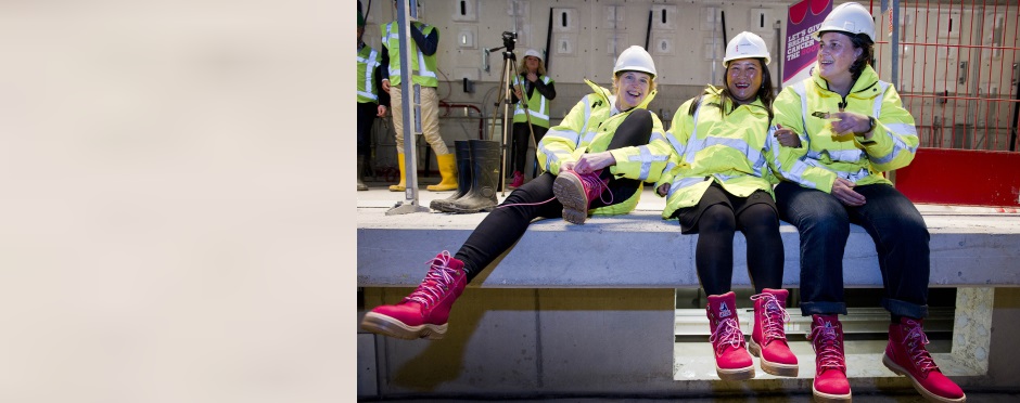 AMSTERDAM - Noord/Zuidlijn steunt actie tegen borstkanker voor Pink Ribbon
Als kickoff van de actie ""Let's Give Breastcancer The Boot"" kregen vanmorgen 3 vrouwelijke werknemers van de Noord/Zuidlijn van de gemeente Amsterdam  een paar bijzondere veiligheidsschoenen. Uitgereikt op het in aanbouw zijnde station onder het CS
Eén van hen is Marlo de Kat - links - , die zelf borstkanker heeft gehad en ook haar persoonlijke verhaal zal vertellen.
Een vergelijkbare actie in Australie heeft al 1 miljoen dollar opgeleverd.