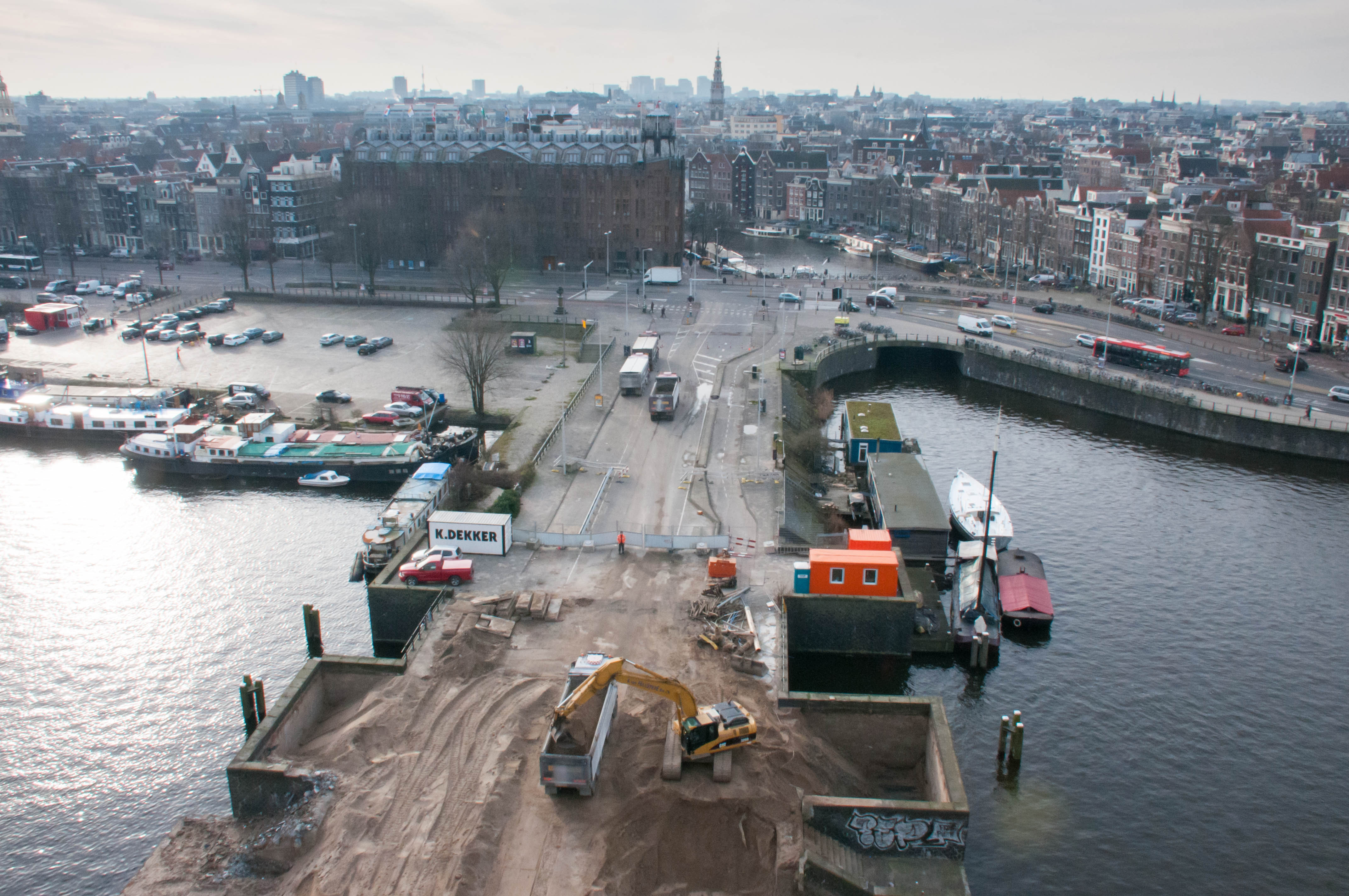 Foto Ronald BakkerDe Oosterdoksdam, de oude verbinding tussen de Amsterdasme Prins Hendrikkade en het Oosterdokseiland wordt gesloopt door aannemersbedrijf K. Dekken. Door de aanleg van de even verderop gelegen Oosterdokseilandbrug is de dam overbodig geworden.