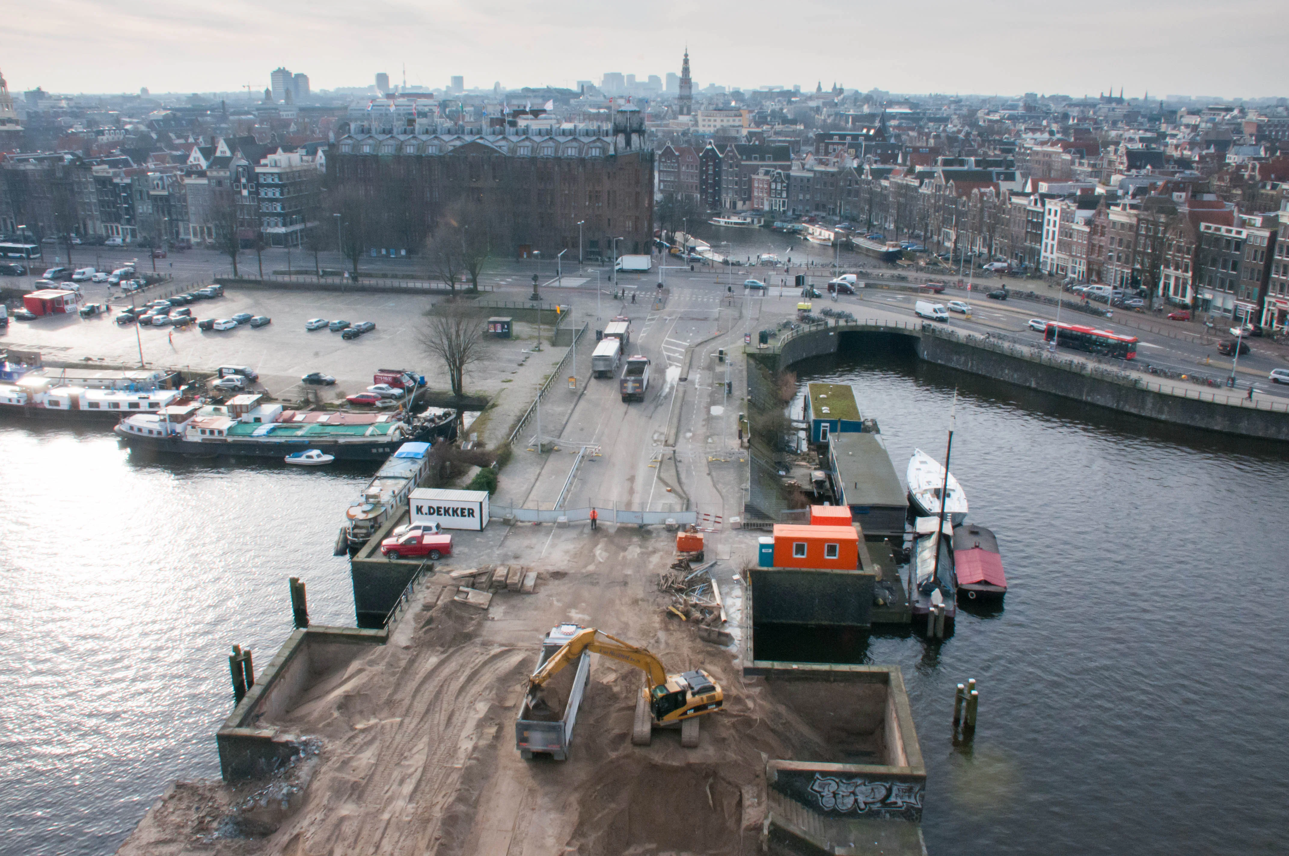 Foto Ronald Bakker
De Oosterdoksdam, de oude verbinding tussen de Amsterdasme Prins Hendrikkade en het Oosterdokseiland wordt gesloopt door aannemersbedrijf K. Dekken. Door de aanleg van de even verderop gelegen Oosterdokseilandbrug is de dam overbodig geworden.