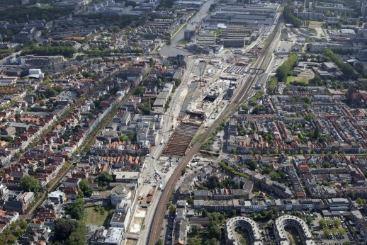 Boven de spoortunnel kan nog niet gebouwd worden. De draagkracht van de tunnel blijkt ondermaats.