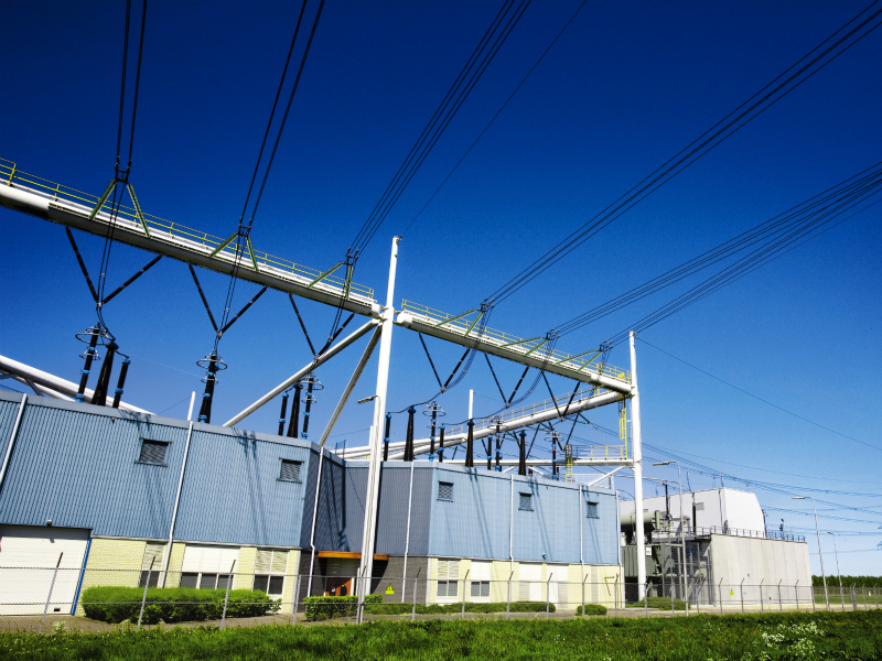 Nederland, 9 mei 2007.
TenneT is een nutsbedrijf en beheerder van het landelijk hoogspanningsnet. Op dit moment beheert TenneT een groot deel van het 220kV- en 380kV-net in heel Nederland. Ze stelt haar transportnet op onpartijdige wijze beschikbaar voor elektriciteitstransporten en zorgt voor de noodzakelijke balans tussen vraag en aanbod in Nederland.
TenneT is eigendom van de Staat.
TenneT station Meden, kabels, masten, isolatoren.

Trefwoorden: Electriciteitscentrales, Energiebedrijven, Hoogspanningsleidingen, Hoogspanningsmasten.
COPYRIGHT Chris Pennarts.