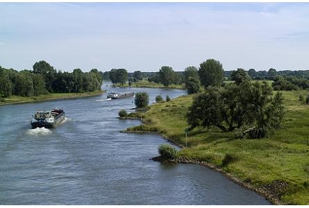 De IJssel even ten zuiden van de IJsselbrug (A1) nabij Deventer. Foto: Archief
