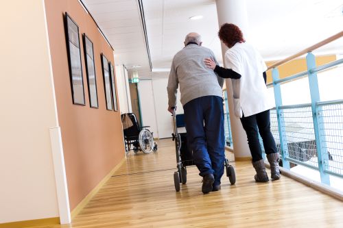 DIDAM - Verzorgende Diane begeleidt een oudere man met lopen in verzorgingshuis Meulenvelden. ANP XTRA ROOS KOOLE